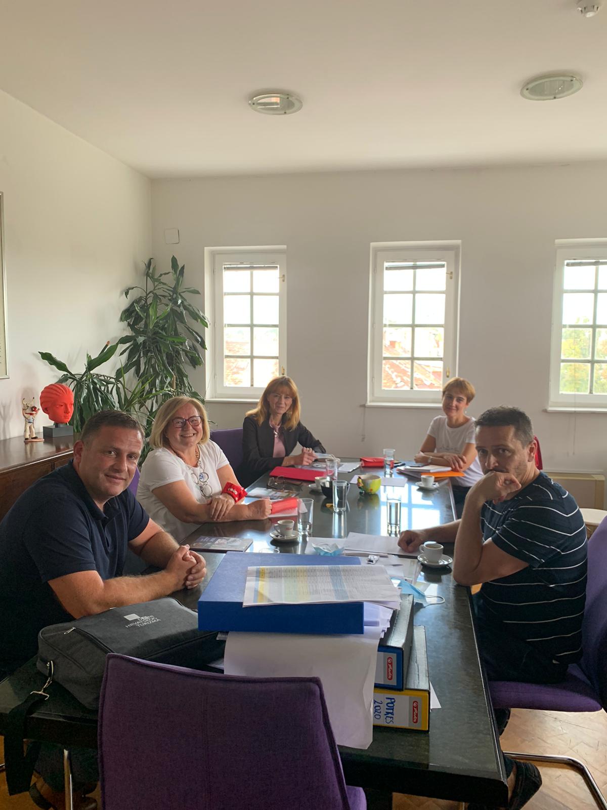 IMG 472ef4c67526a7d434e90225c12c9f8a V