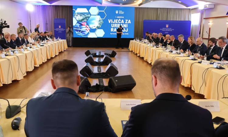 Svi ITU gradovi i ministri u Karlovcu na 1. sjednici Vijeća za urbani razvoj. Potpisano i 11 ugovora vrijednih 29 mil.€