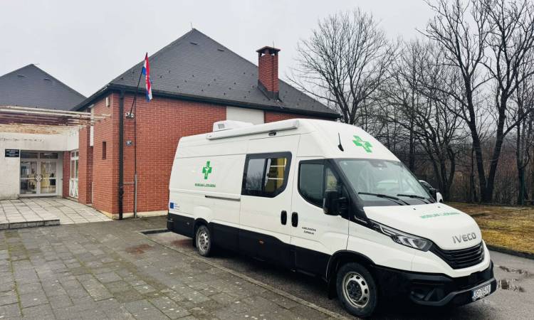 Prva godina rada mobilne ljekarne u Karlovačkoj županiji: „U naša sela dovozi lijekove, stručne savjete, toplu riječ i brigu“